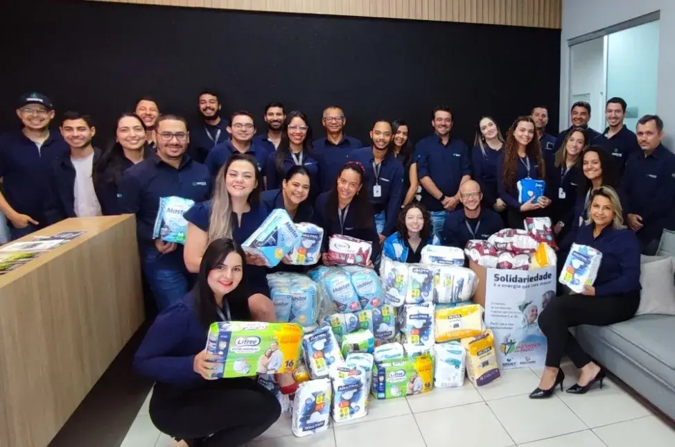 Colaboradores reunidos com doações para o Albergue